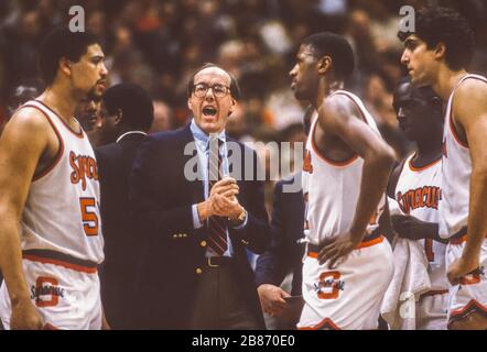 SYRACUSE, NEW YORK, USA, 1985 - Basketballtrainer der Syracuse University Jim Boeheim mit Spielern, L-R, Andre Hawkins, Rafael Addison, Pearl Washington, Rony Seikaly während des NCAA-Spiels am 28. Januar 1985 im Vergleich zu Georgetown. Stockfoto