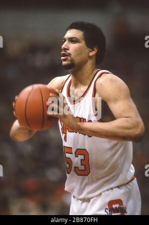 SYRACUSE, NEW YORK, USA, 1985 - der Basketballspieler der Syracuse University Andre Hawkins im Spiel gegen die Georgetown University am 28. Januar 1985. Stockfoto