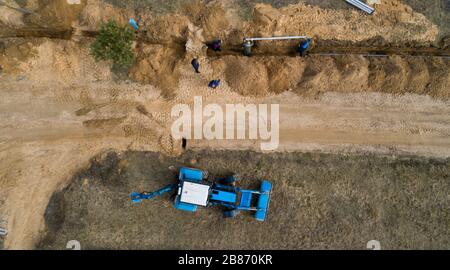 Verlegung von Telefon- und Wasserleitungen Draufsicht Luftaufnahmen Stockfoto