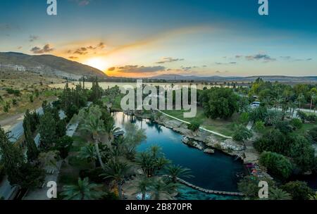 Sonnenuntergang über dem Sachne Nationalpark und Naturquelle in Nordisraeli Stockfoto