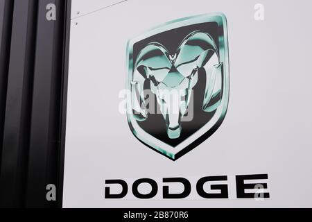 Bordeaux, Aquitanien/Frankreich - 10 14 2019: Offizielles Händlerzeichen Dodge Logo Store Stockfoto