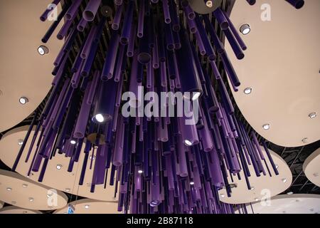 Abstrakter Hintergrund von geometrischen Formen und Linien in Schattierungen von dunklem Lila Farbe. Kreative Beleuchtungsausstattung an der Decke. Futuristisches Muster im Hintergrund Stockfoto