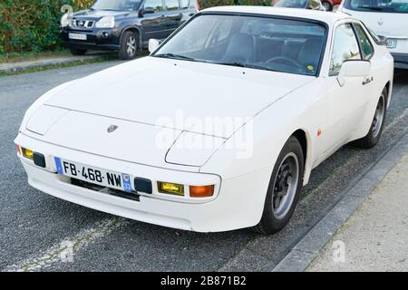 Bordeaux, Aquitanien / Frankreich - 03 03 2020: Porsche 944 alter Zeitmesser alter weißer Sportwagen auf der Straße Stockfoto