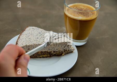 Hausgemachtes Dessert, Mohn. Wüste aus Mohn, ohne Mehl und Zucker. Geeignet für karbarme Ernährung. Kaffee mit Milch ist ebenfalls im Preis inbegriffen. Stockfoto