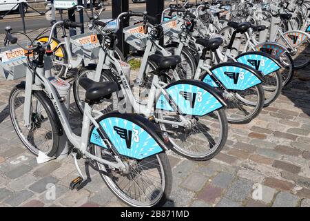 Bordeaux, Aquitanien / Frankreich - 10 17 2019 : Reihe von Stadtfahrrädern mit Selbstbedienung im stadtrad von bordeaux Stockfoto