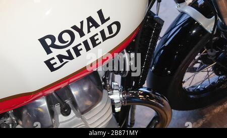 Bordeaux, Aquitanien / Frankreich - 12 19 2019 : Motorrad Royal Enfield bullet 500 Classic Logo Beschilderung Tank Stockfoto