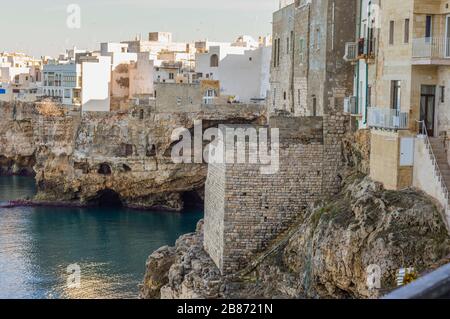 Steile, felsige Adria-Küste in Polignano a Stute, Italien Stockfoto