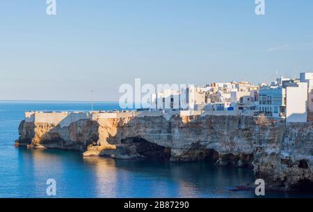 POLIGNANO A STUTE, ITALIEN - 17. FEBRUAR 2020: Steile, felsige adriatische Küste in Polignano a Stute, Italien Stockfoto