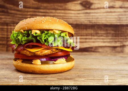 Appetitlicher Burger auf Holzgrund Stockfoto