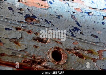 Essaouria, Marokko - September 2017: Blaue Abblätterfarbe an einer Tür fehlt an seinem Griff Stockfoto