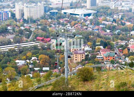 Stadtansicht von Almaty von der Spitze des Kok-Tobe Berges. Mehrere Gebäude und Vegetation sichtbar in einer zentralasiatischen Stadt in Kasachstan. Stockfoto