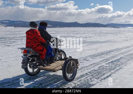 KHATGAL, MONGOLIA, 2. März 2020: Die meisten Menschen in der Mongolei reisen im Winter mit dem Motorrad. Stockfoto