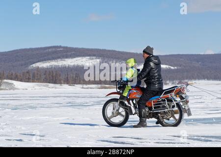 KHATGAL, MONGOLIA, 2. März 2020: Die meisten Menschen in der Mongolei reisen im Winter mit dem Motorrad. Stockfoto