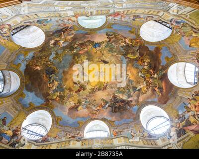 Deckenfresko der Österreichischen Nationalbibliothek (1730) im Staatssaal (berühmter Prunksaal), Wien, Österreich. Befindet sich im neuen Burgflügel der Hofburg. Stockfoto