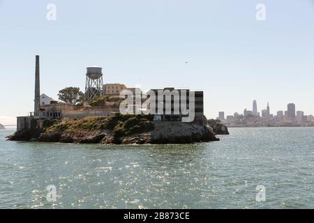 Alcatraz Island und Gefängnis mit Skyline der Innenstadt von San Francisco in der Ferne. Stockfoto