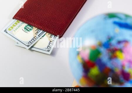 Geld im Reisepass und in der Welt ist nicht im Fokus Stockfoto