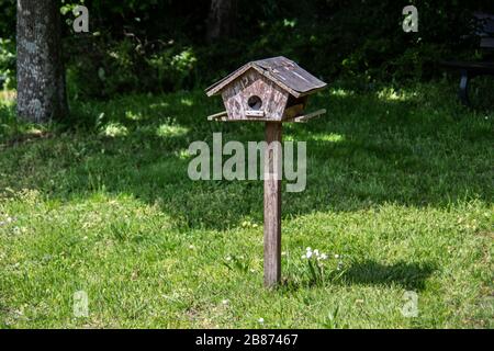 Vogelhaus in Wiese auf Stand Stockfoto