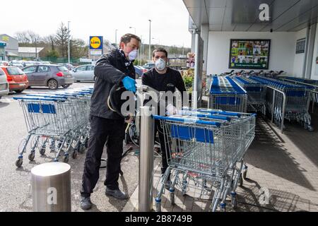 Skibbereen, West Cork, Irland, 20. März 2020. Lidl-Läden lassen ihre Einkaufswagen ständig für Kunden desinfizieren. Credit Aphperspektive/ Alamy Live News Stockfoto