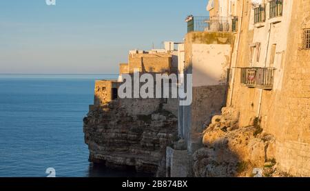 POLIGNANO A STUTE, ITALIEN - 17. FEBRUAR 2020: Steile, felsige Adria-Küste in Polignano a Stute, Italien Stockfoto