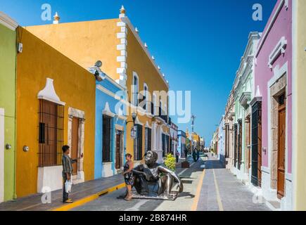 Spanische Kolonialhäuser, Skulptur von Ana Mercedes Hoyos, Kunstwerk in der Fußgängerzone Calle 59 in Campeche, Yucatan-Halbinsel, Mexiko Stockfoto