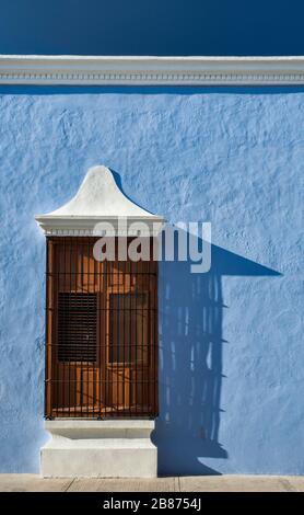 Fenster am kolonialen spanischen Haus in der Calle 14 in Campeche, Halbinsel Yucatan, Mexiko Stockfoto