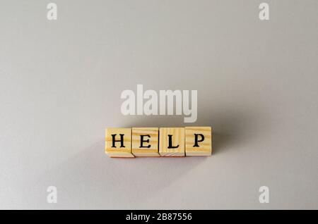 Hilfe-Wort aus Buchstaben und Holzwürfeln Stockfoto