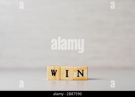 Der Wortgewinn aus Buchstaben auf Holzwürfeln Stockfoto