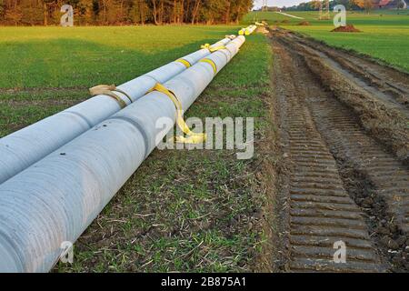 Baustelle mit zu verlegtem Rohr Stockfoto