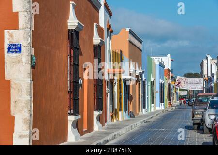 Spanische Kolonialhäuser an der Calle 14 in Campeche, Yucatan-Halbinsel, Mexiko Stockfoto