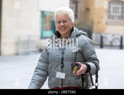 Carrie Gracie, ehemalige China-Redakteurin für BBC News, kommt in den BBC-Studios in London an. Sie trat im Januar 2018 unter Berufung auf Diskriminierung bei der Bezahlung von Männern und Frauen zurück. Stockfoto