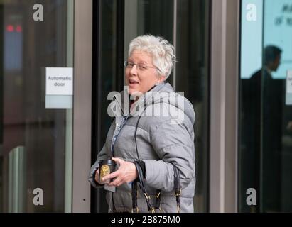 Carrie Gracie, ehemalige China-Redakteurin für BBC News, kommt in den BBC-Studios in London an. Sie trat im Januar 2018 unter Berufung auf Diskriminierung bei der Bezahlung von Männern und Frauen zurück. Stockfoto