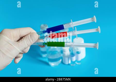 Impfstoff und Spritze zur Injektion. Prävention, Immunisierung und Behandlung von Coronavirus-Infektionen, Influenza, Virus und Bakterien. Medizin infektiös Stockfoto