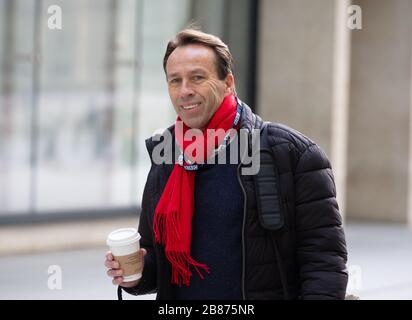 Ben Brown, Journalist und Nachrichtenmoderator, kommt in den BBC-Studios an. Er präsentiert BBC News, den rollenden Nachrichtensender. Stockfoto