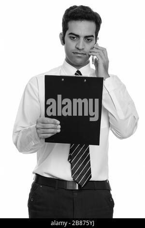 Junge persische Geschäftsmann Gespräch am Handy und lesen Zwischenablage Stockfoto