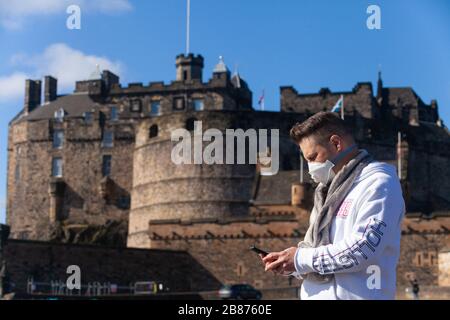 Edinburgh, Großbritannien. März 2010. Ein Tourist, der wegen des Covid19-Ausbruchs eine Maske in einem ungewöhnlich ruhigen Edinburgh Castle trägt. Kredit: Richard Newton/Alamy Live News Stockfoto