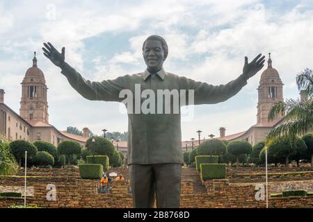 Neslon-Mandela-Statue auf seinem Platz vor Gewerkschaftsgebäuden in Pretoria, Südafrika Stockfoto