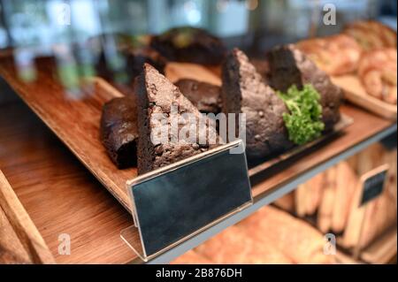 Dunkle Schokoladenchip Brownies Plätzchen Dreieck in Holzregalen angeordnet Stockfoto