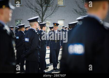Kommissar Drew Harris inspiziert den 319 neuen Gardai während einer Beattestationsfeier im Garda Training College in Templemore, Co Tipperary. Die neue irische Polizei wird landesweit auf Stationen eingesetzt, um bei der Reaktion auf die Krise in Covid-19 zu helfen.