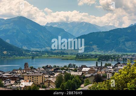 Stadtbild der Alpenstadt Zell am See mit Zeller See im Sommer. Oberhalb von Blick auf den See, die Wiesen und das Gebirge der Alpen in Österreich. Stockfoto