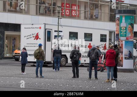 Berlin, Deutschland. März 2020. Zahlreiche Blutspender stehen in sicherer Entfernung vor einem Blutspenderfahrzeug des Deutschen Roten Kreuzes. Kredit: Jörg Carstensen / dpa / Alamy Live News Stockfoto