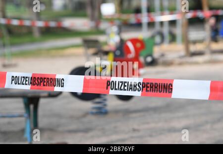 20. März 2020, Hessen, Frankfurt am Main: Rund um einen Spielplatz im Frankfurter Günthersburgpark ist ein Absperrband mit der Aufschrift "Polizeisperre" gezogen worden. Foto: Arne Dedert / dpa Stockfoto