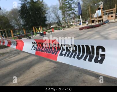 20. März 2020, Hessen, Frankfurt am Main: Rund um einen Spielplatz im Frankfurter Günthersburgpark ist ein Absperrband mit der Aufschrift "Polizeisperre" gezogen worden. Foto: Arne Dedert / dpa Stockfoto