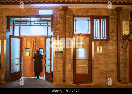 Peking, China - 14. Januar 2020: Eine öffentliche toilette in Nanluoguxiang, eine Kombination aus traditionellem Peking-Hutong und einer renovierten Fußgängerzone Stockfoto