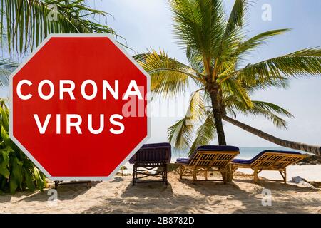 Zusammengesetztes Konzeptbild mit Corona-Virus-Coronavirus-Warnschild vor tropischem Strand und Ozean, das Reisebeschränkungen aufgrund einer Pandemie zeigt Stockfoto