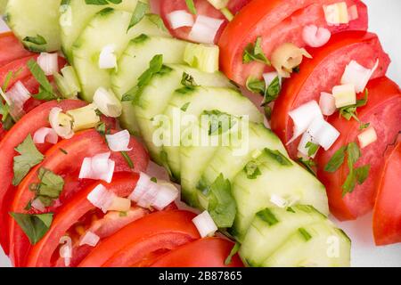 Salat mit Tomaten und Gurken - Nahaufnahme Stockfoto