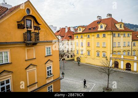 Prag, Tschechien - 19. März 2020. Straße Na Kampe an der Karlsbrücke ohne Touristen während des Reiseverbots von Coronavirus Stockfoto