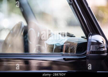 München, Deutschland. März 2020. Eine Gesichtsmaske wird auf dem Armaturenbrett eines Autos platziert. Credit: Matthias Balk / dpa / Alamy Live News Stockfoto