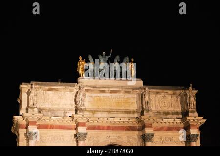 Quadriga am Arc de Triomphe du Carrousel bei Nacht Stockfoto