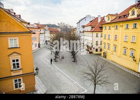 Prag, Tschechien - 19. März 2020. Straße Na Kampe an der Karlsbrücke ohne Touristen während des Reiseverbots von Coronavirus Stockfoto