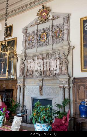 Ein aufwendig geschnitztes Kaminstück in der Burton Agnes Hall, einem prächtigen elisabethanischen Herrenhaus in East Yorkshire Stockfoto